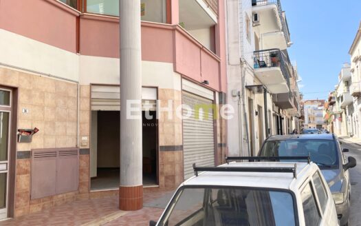 AMPIO LOCALE COMMERCIALE