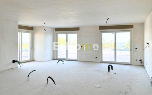 Attico a Trani: Qui, la luce diventa casa.