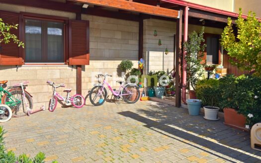 Splendida villa su unico livello con giardino